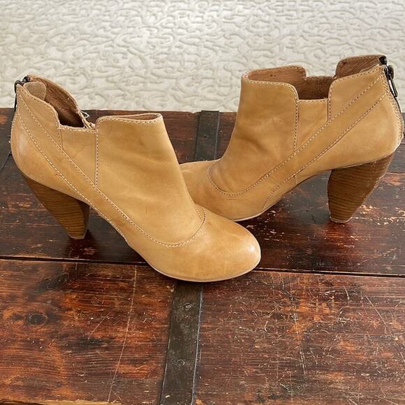 Very Volatile Tan Leather Heeled Ankle Boots w/Buckle 3" Size 8.5 - Picture 5 of 8